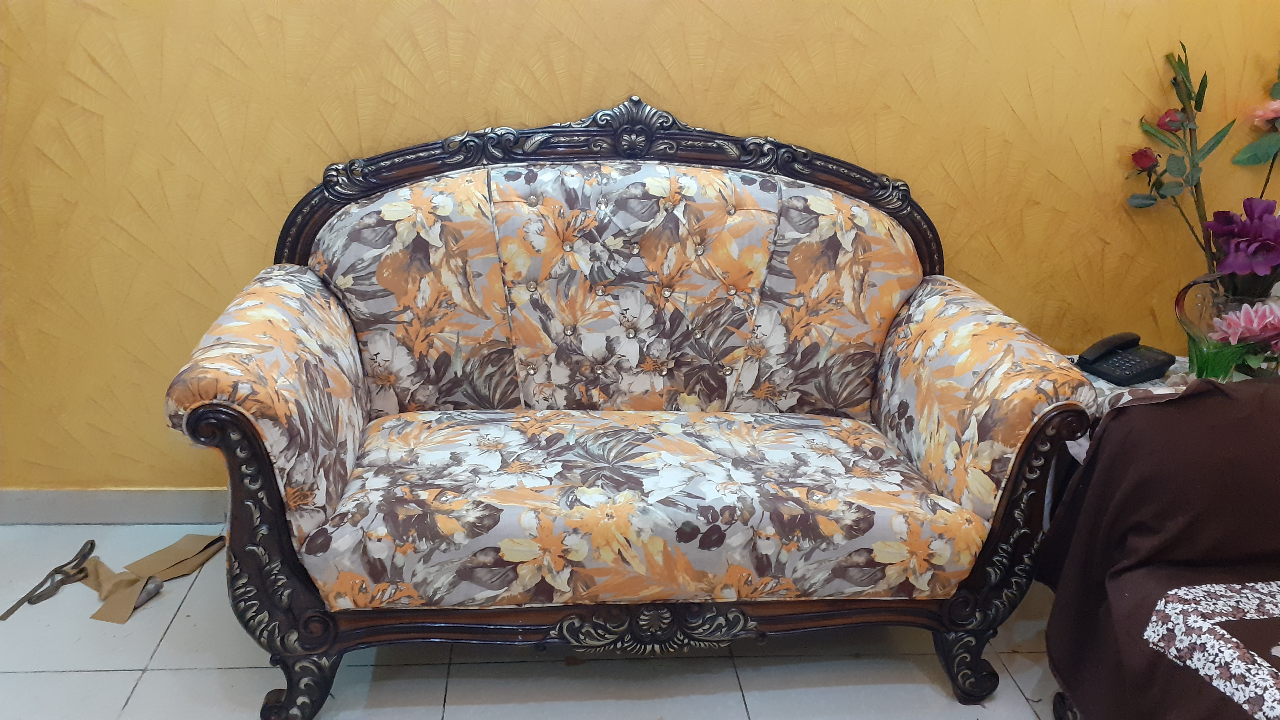 Arm rest with piping sofa